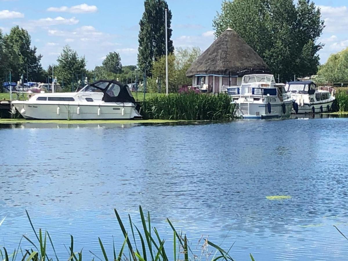 Pike And Eel Hotel And Marina Needingworth Exterior foto